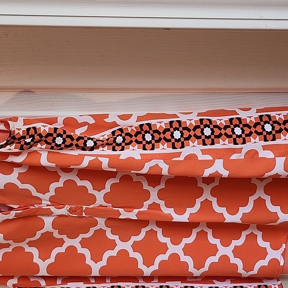 Women's large Crown & Ivy sleeveless top with side details pattern. - Picture 2 of 4